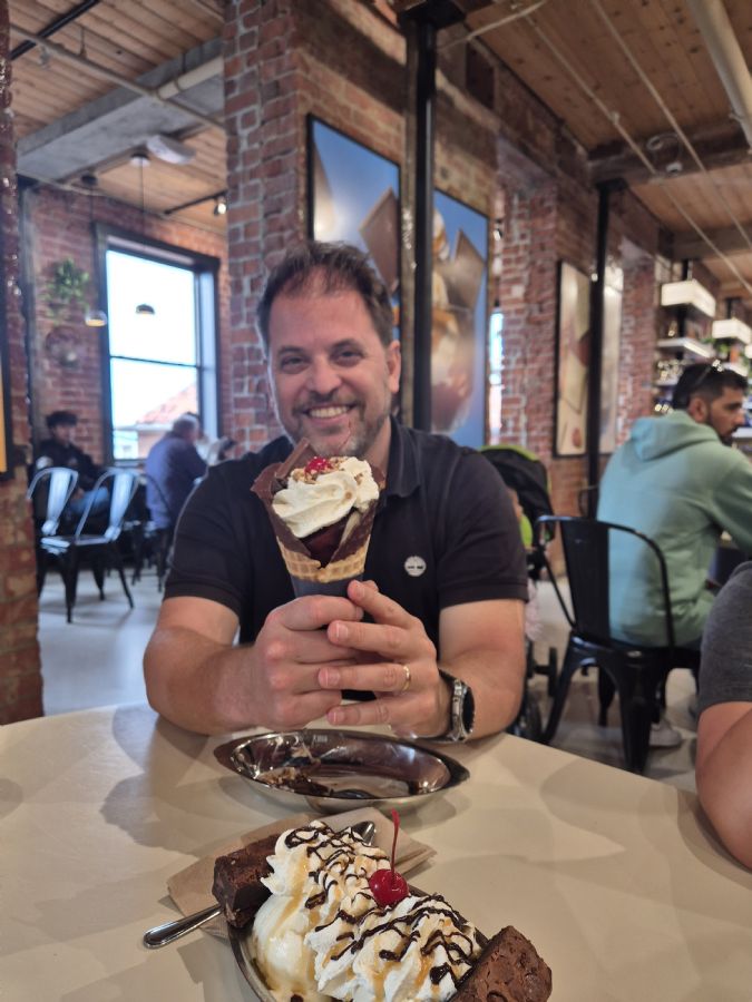 גלידה מוגזמת בחנות השוקולד ג'יררדלי  